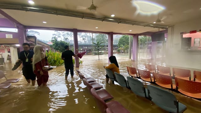豪雨数小时下不停 柔佛新山中央医院淹水