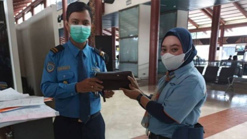 Pulangkan cek S$3.4 juta, rezeki pekerja pembersihan jujur dinaikkan pangkat