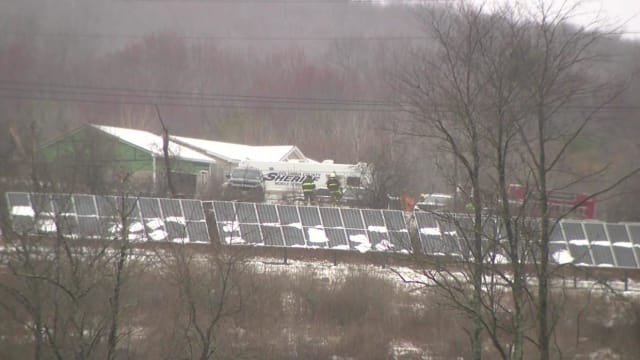 美国纽约州小型飞机坠毁 至少一人死亡