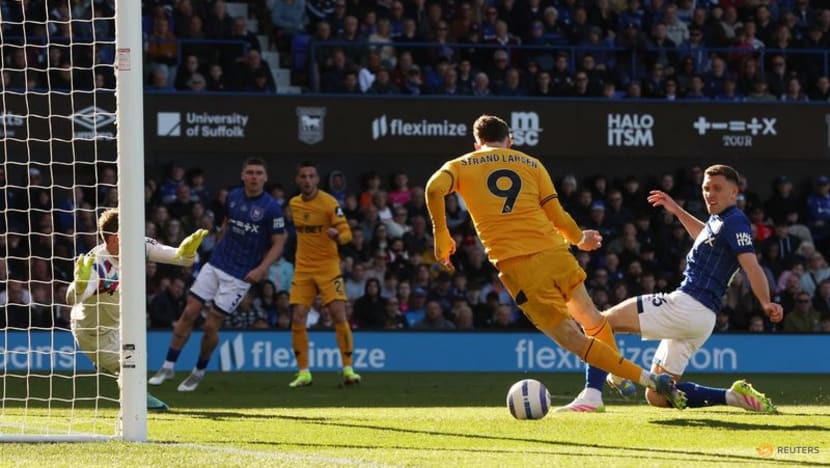 Wolves clinch 2-1 comeback win at Ipswich to boost survival hopes