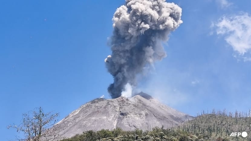 Indonesia volcano erupts, belching ash 10km into sky Indonesia volcano erupts, belching ash 10km into sky