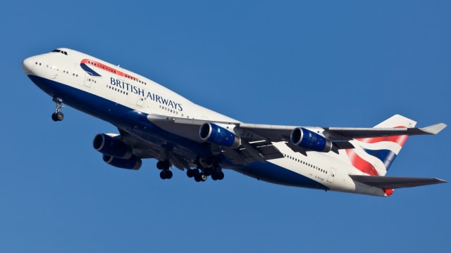 疑似吸食毒品 英航空少在厕所赤裸跳舞