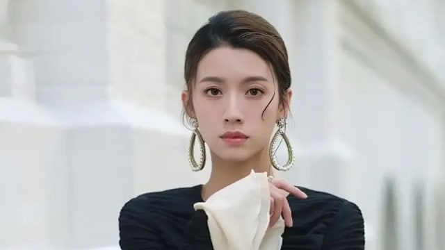 蔡思贝现身街头，性感美腿竟做出这个动作，遭讥像“外佣”！