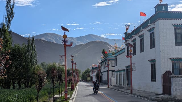 西藏山南：除了神山胜地，也有烟火人间