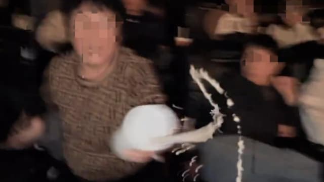 不满看电影时被劝安静 中国妇人骂人还泼茶