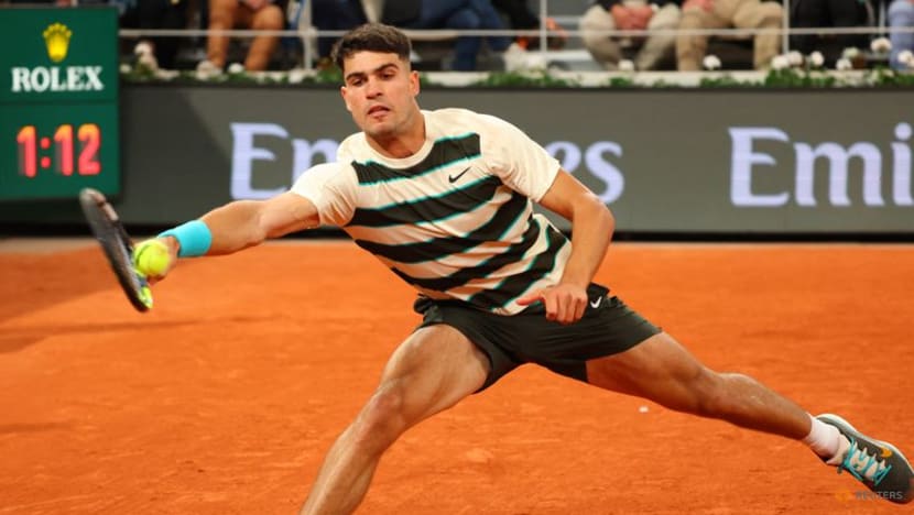 Alcaraz survives Marozsan scare to keep French Open defence on track