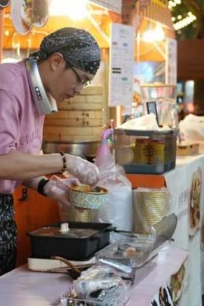 中国西湖大学准新生勤工俭学 夜市摆摊卖卤肉饭
