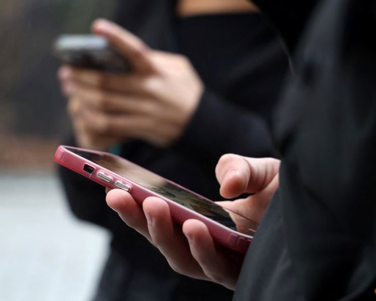 Czech government plans to ban mobile phones in schools from 2027