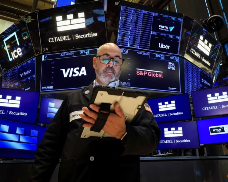 Stocks flat as traders digest Fed comments, oil falls