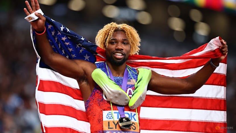 Lyles surges late to win fourth successive 200m gold