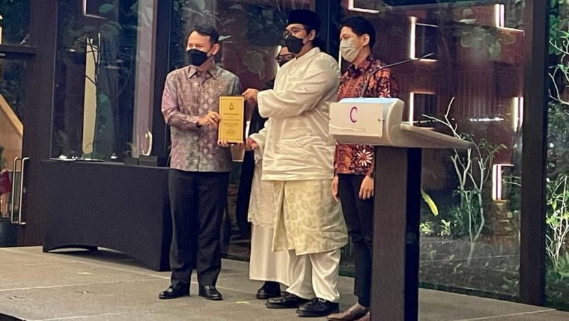 Budi 23 sukarelawan Persatuan Persuratan Pemuda Pemudi Melayu (4PM) dijunjung