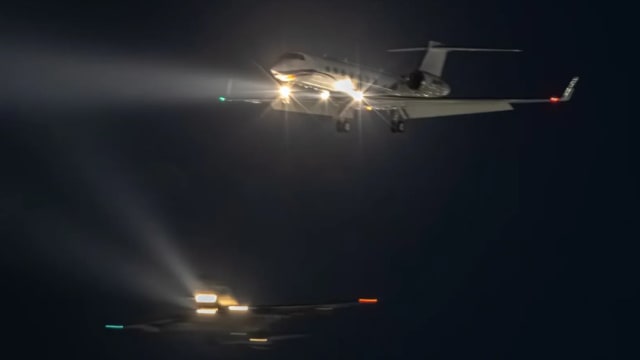 网民称空军基地附近两飞机险相撞 国防部澄清有保持安全距离