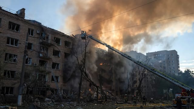 俄军大规模袭击乌克兰 动用“榛树”高超音速导弹造成四人死亡