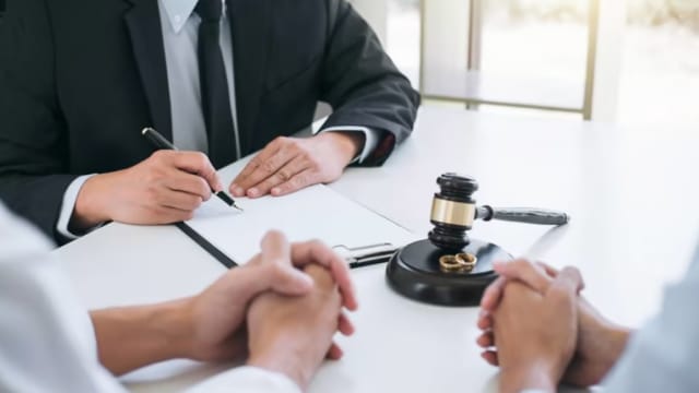 夫妻相互指责申请个人保护令 法官把PPO判给他
