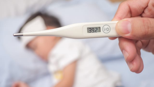 疑不满等候看诊时间太久 香港母亲把一岁多孩子摔地