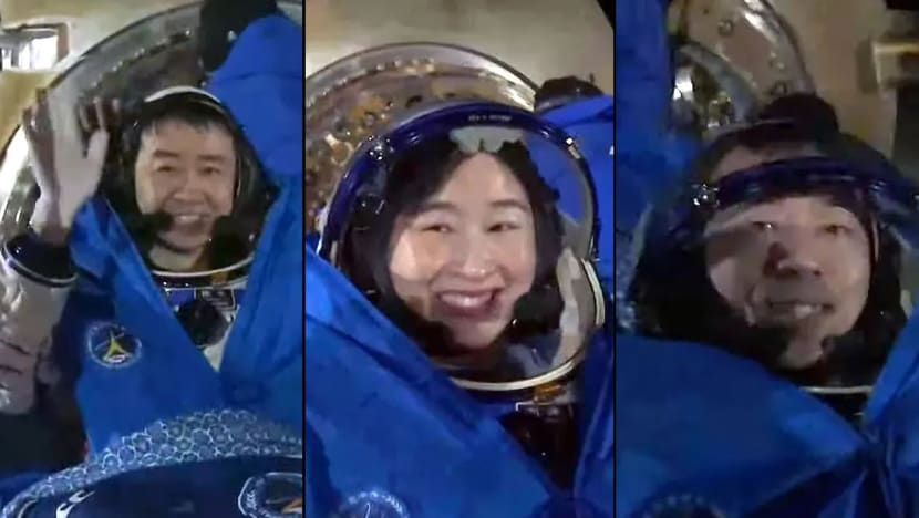 Angkasawan China kembali ke bumi selepas misi 6 bulan 'berjaya' Angkasawan China kembali ke bumi selepas misi 6 bulan 'berjaya'