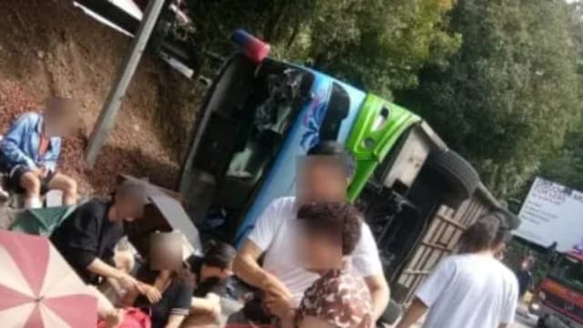 旅巴于马国云顶下山路段失控翻覆