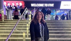 'Fangirling' tak kenal usia: Pengakuan perempuan umur 50-an yang masih rutin nonton konser 'boy band'