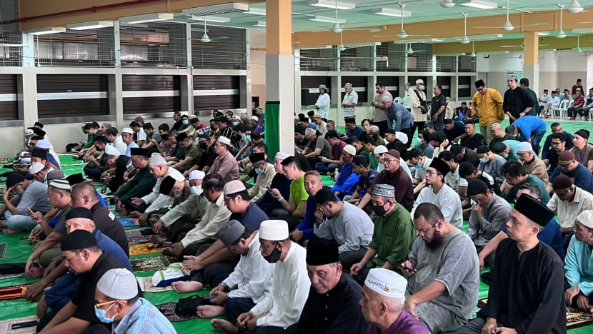 Lebih 800 jemaah Masjid Darul Makmur solat Jumaat di tapak bekas Sekolah Menengah North View Lebih 800 jemaah Masjid Darul Makmur solat Jumaat di tapak bekas Sekolah Menengah North View