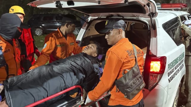 印尼非法金矿发生山体滑坡 导致12人死两人失踪