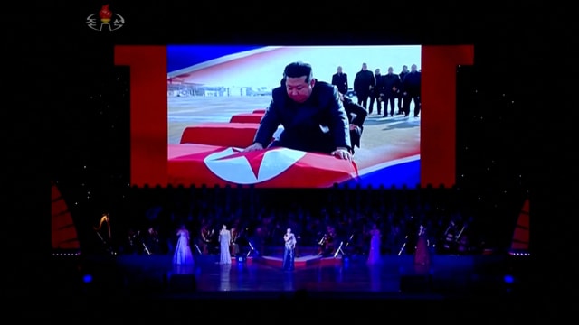 纪念活动上展出金正恩疑似为援俄阵亡朝鲜军人棺木盖国旗照片