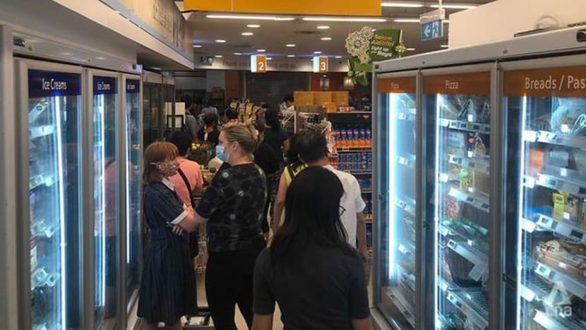 Bekalan S'pura di pasar raya 'cukup'; 'rantaian bekalan kekal utuh', jamin Chan Chun Sing Bekalan S'pura di pasar raya 'cukup'; 'rantaian bekalan kekal utuh', jamin Chan Chun Sing