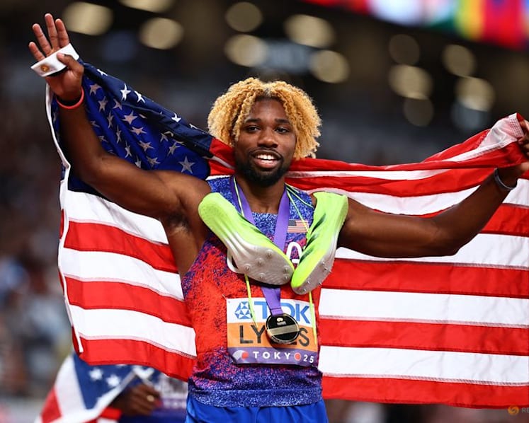 Lyles surges late to win fourth successive 200m gold