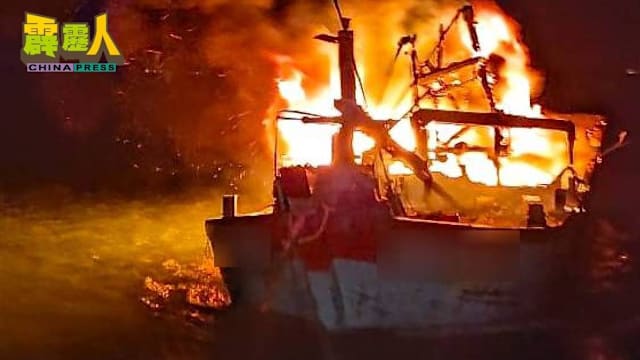 马国霹雳渔船深夜起火 25船员跳海逃生
