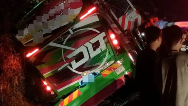 载有23名狮城客 旅巴往金马仑途中翻覆