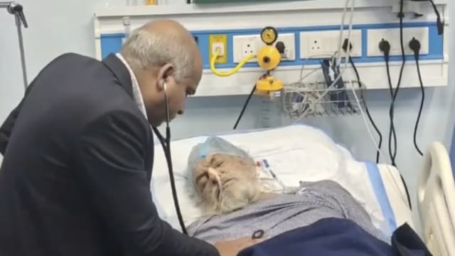 救护车驶过坑洞 印度八旬老翁竟“起死回生”