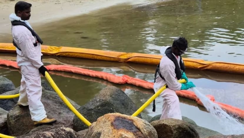 'Banyak kemajuan' dicapai bersihkan pantai Sentosa; lebih 140,000kg pasir berminyak dihapuskan 'Banyak kemajuan' dicapai bersihkan pantai Sentosa; lebih 140,000kg pasir berminyak dihapuskan