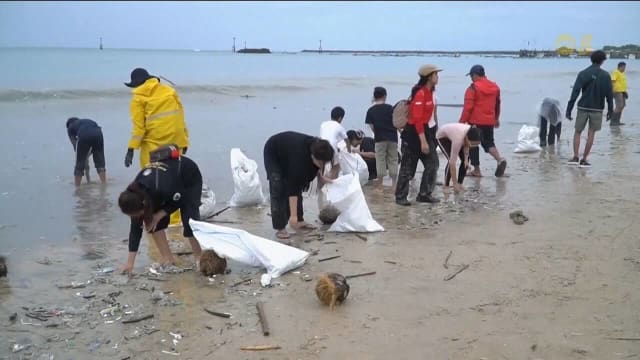 峇厘岛垃圾问题日益严峻 志工与游客联手清理海滩