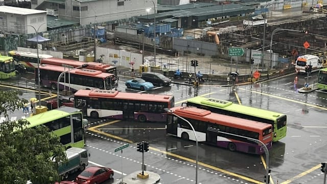 宏茂桥交界处发生事故 新捷运巴士与轿车碰撞