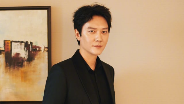 冯绍峰被拍到与美女互动亲密爆新恋情！网惊：怎么跟叶珂同一款？