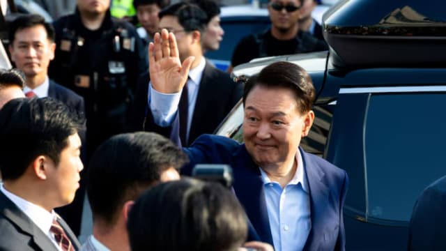 韩国前总统尹锡悦出席首次庭审 否认内乱罪指控