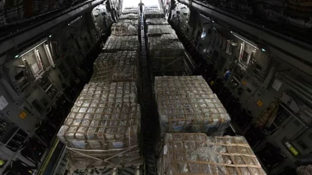 美国派三架军机 为卡萨平民提供人道救援物资