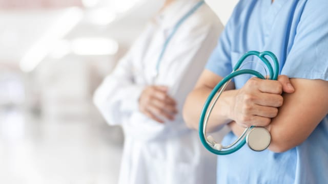 卫生部：今年起调高初级医生和牙医薪金 