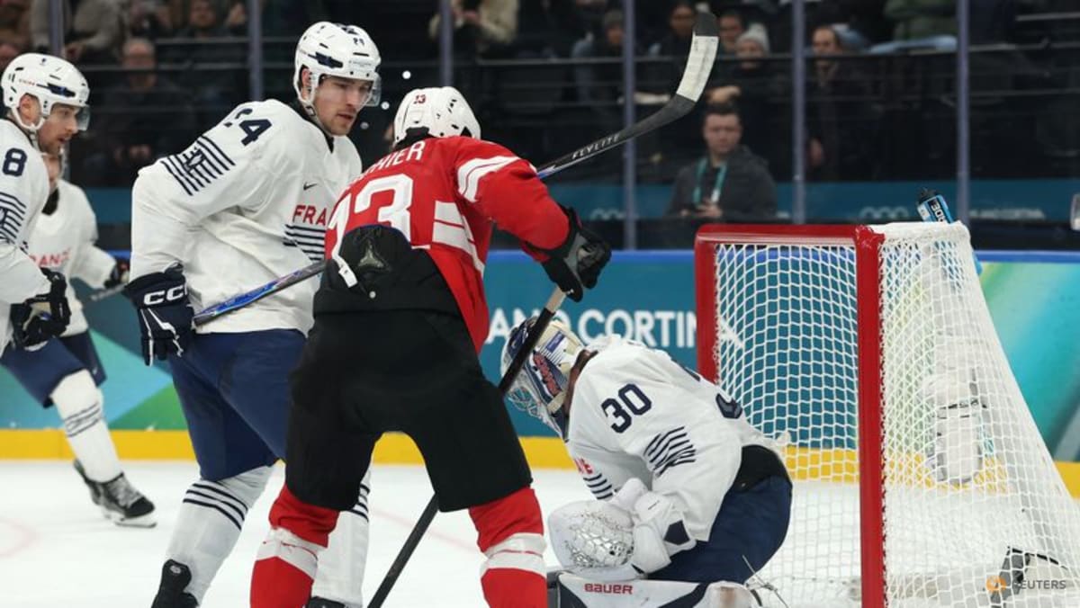 Ice hockey-Switzerland cruise by France in Milan opener