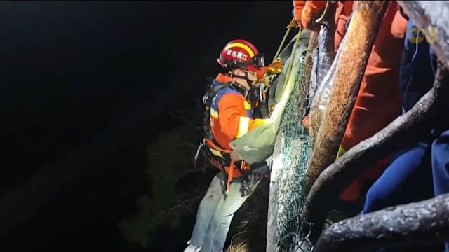 中国江西著名景区游客坠崖数十米 成功被救援人员救出