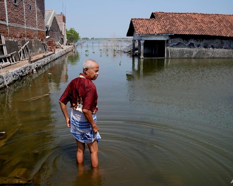 Rising seas risk 'death sentence' for some nations: UN chief