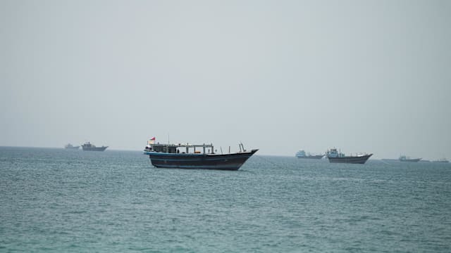 伊朗警告油轮须使用获批航线通过霍尔木兹海峡