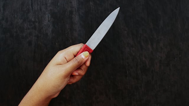 马国又一起！中学男生校内持刀追同学 教师及时夺刀制止