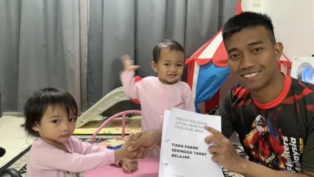 要女儿签“大学毕业前不能谈恋爱”协议 马国父亲行为逗乐网民 