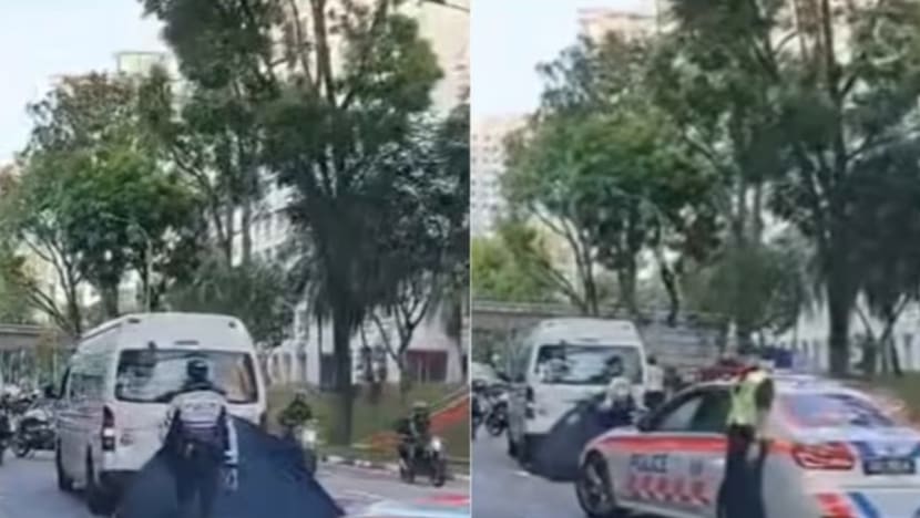 Pejalan kaki warga emas maut dalam nahas di Choa Chu Kang; pemandu bas mini diberkas Pejalan kaki warga emas maut dalam nahas di Choa Chu Kang; pemandu bas mini diberkas