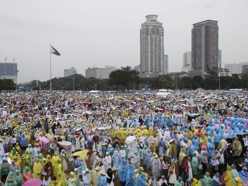 Record 6 million turn out for pope’s final day in Manila