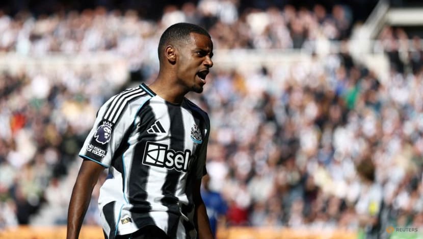 Isak standoff with Newcastle not ideal, says Howe