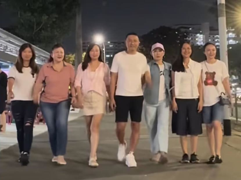 Cassandra See, Cherie Lim and ex-Mediacorp stars turn up to support Huang Yiliang at his crab beehoon stall