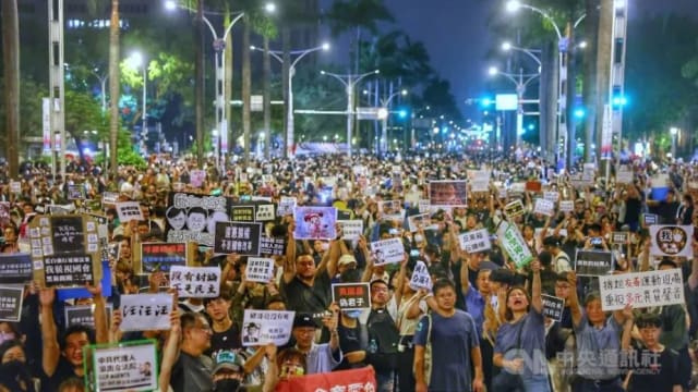 台湾10万人包围立法院 抗议职权修法 