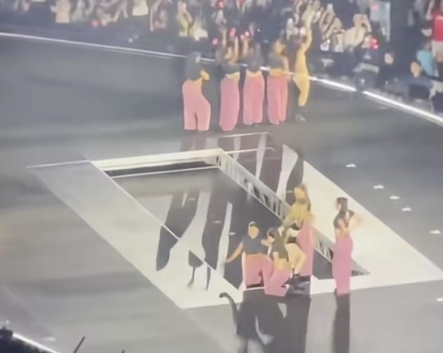 Stage Led Riser Blackpink’s Rosé Slips On Stairs During Concert, Praised For How Calmly ...