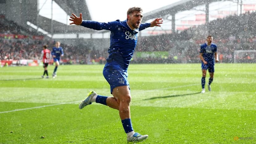 Stuttering Arsenal given title jolt, Liverpool end losing run